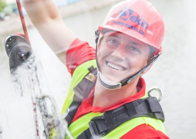 industriekletterer reinigt fenster